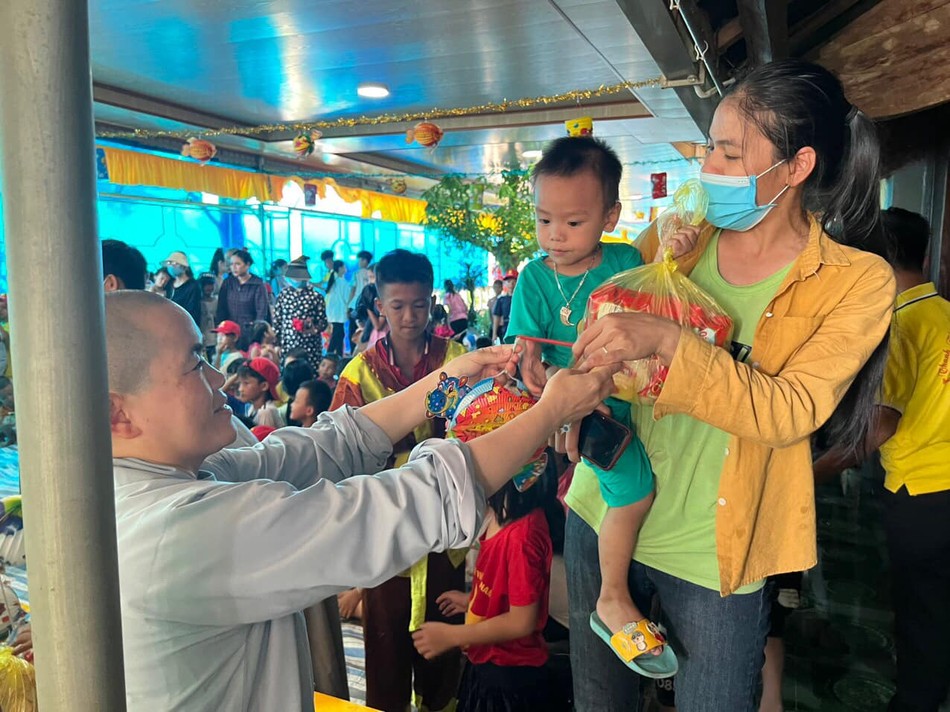 Chương trình trao 300 phần quà cho thiếu nhi Chương trình trao 300 phần quà cho thiếu nhi