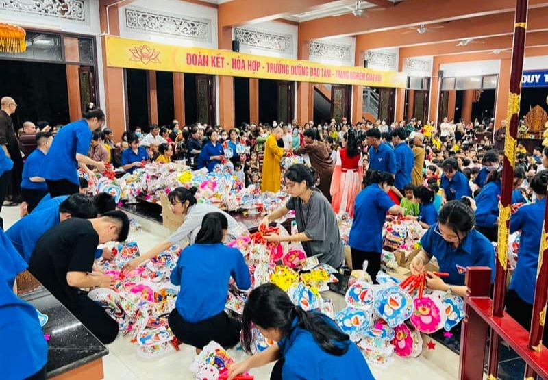 Ban Tổ chức trao 1.000 phần quà cho các em thiếu nhi Ban Tổ chức trao 1.000 phần quà cho các em thiếu nhi
