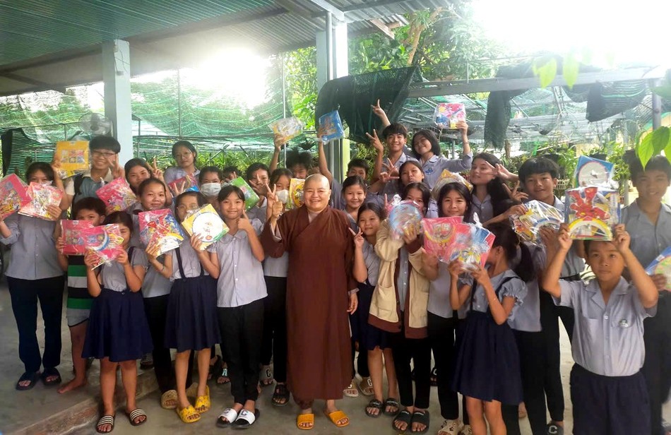 Các em thiếu nhi vui Tết Trung thu Các em thiếu nhi vui Tết Trung thu