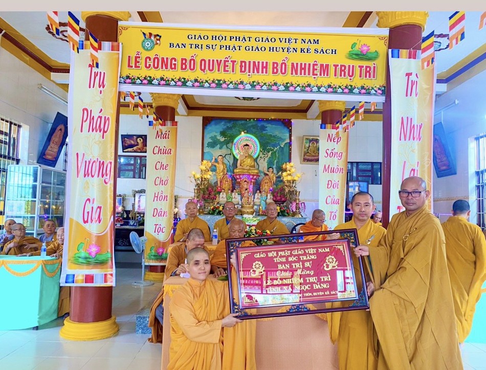 Tân trụ trì nhận khánh chúc “Phật sự viên thành” của Ban Trị sự Phật giáo tỉnh Tân trụ trì nhận khánh chúc “Phật sự viên thành” của Ban Trị sự Phật giáo tỉnh