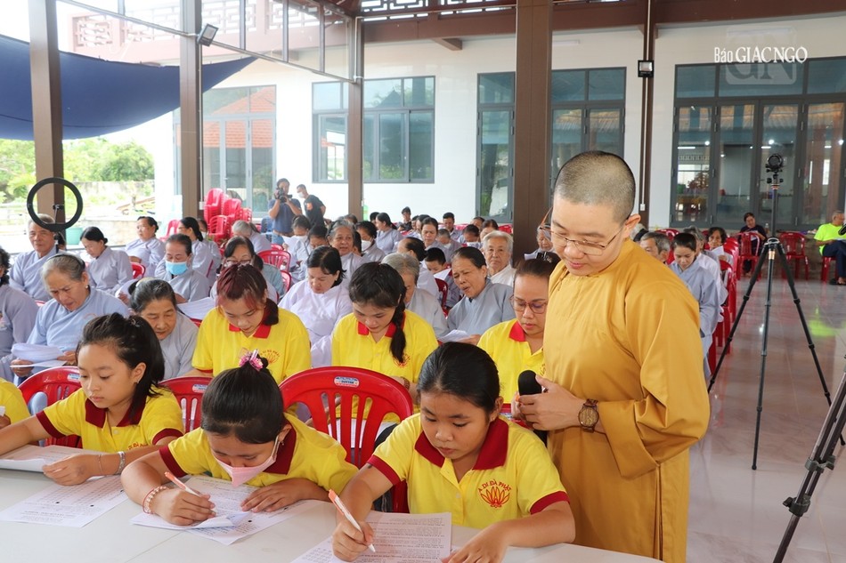 Phật tử làm bài thi Phật tử làm bài thi