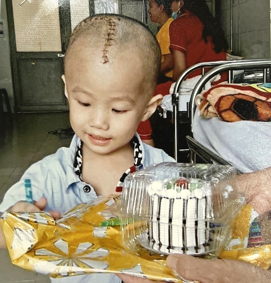 Cháu Huy bị bệnh u não ác tính cấp độ 4