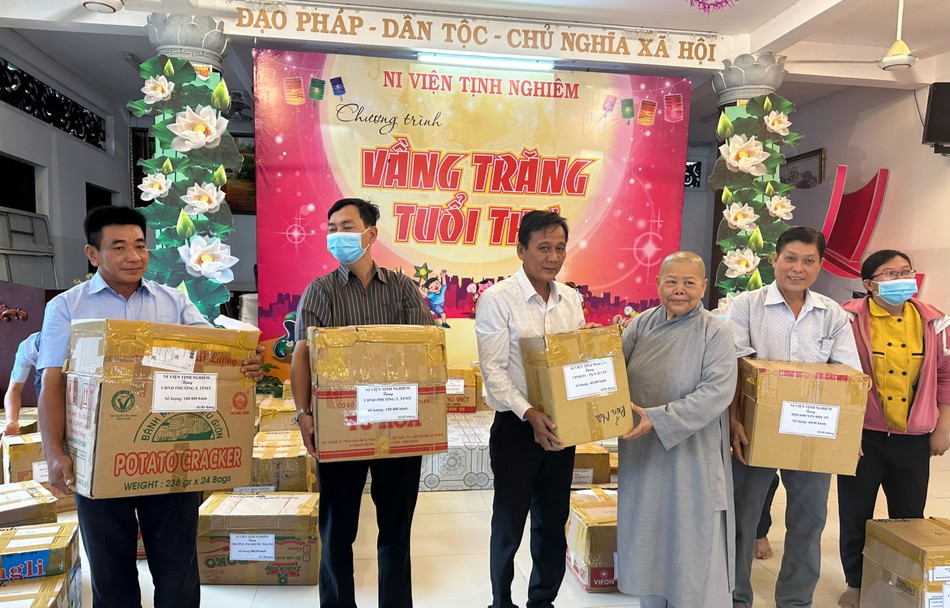 Ni trưởng trao bánh trung thu đến các đơn vị trường học để tặng cho học sinh