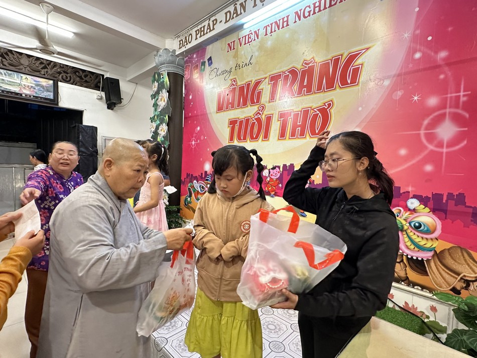 Ni trưởng Thích nữ Tịnh Nghiêm trao quà trung thu