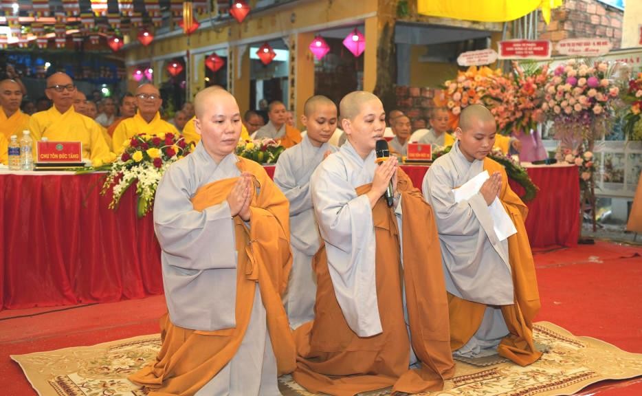 Sư cô Thích nữ Nhuận Mai phát biểu nhận nhiệm vụ Sư cô Thích nữ Nhuận Mai phát biểu nhận nhiệm vụ