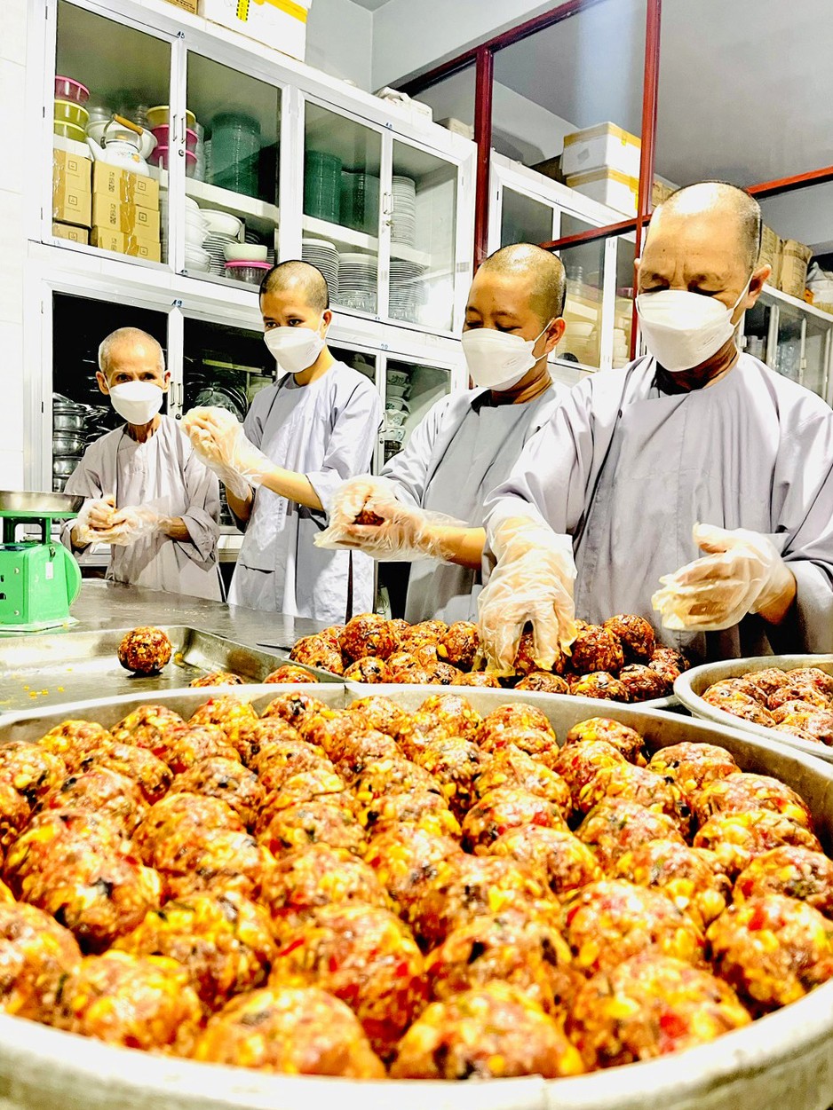 Cẩn thận trong chế biến từng chiếc bánh, không khí Tết Trung thu lan tỏa khắp cả chùa Cẩn thận trong chế biến từng chiếc bánh, không khí Tết Trung thu lan tỏa khắp cả chùa