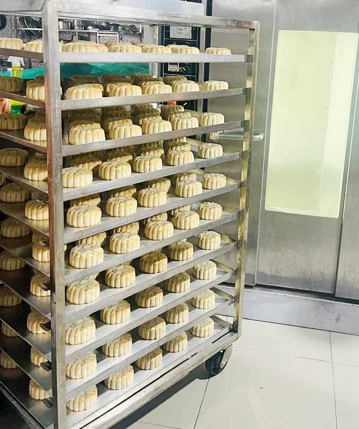 Những chiếc bánh trung thu sẽ đem nướng và đem lại niềm vui cho trẻ em trong Tết Trung thu yêu thương tại các tự viện, trường học trên địa bàn TP.Mỹ Tho Những chiếc bánh trung thu sẽ đem nướng và đem lại niềm vui cho trẻ em trong Tết Trung thu yêu thương tại các tự viện, trường học trên địa bàn TP.Mỹ Tho