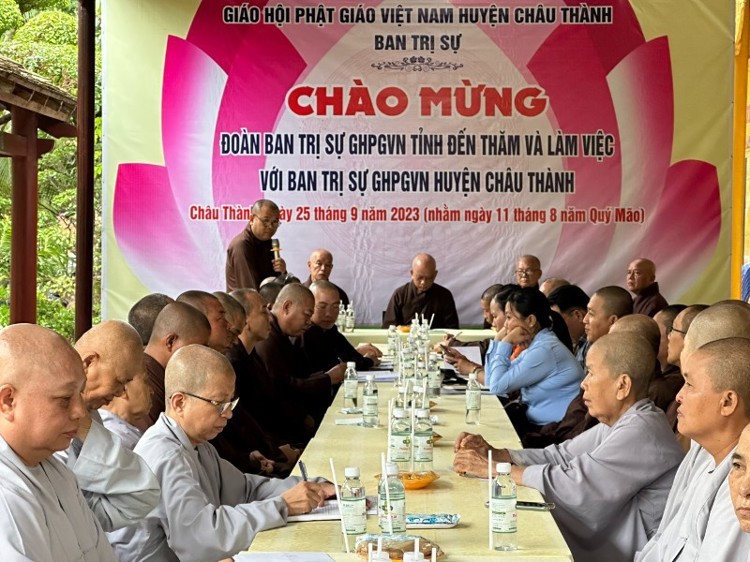 Thượng tọa Thích Trí Thọ đúc kết buổi làm việc