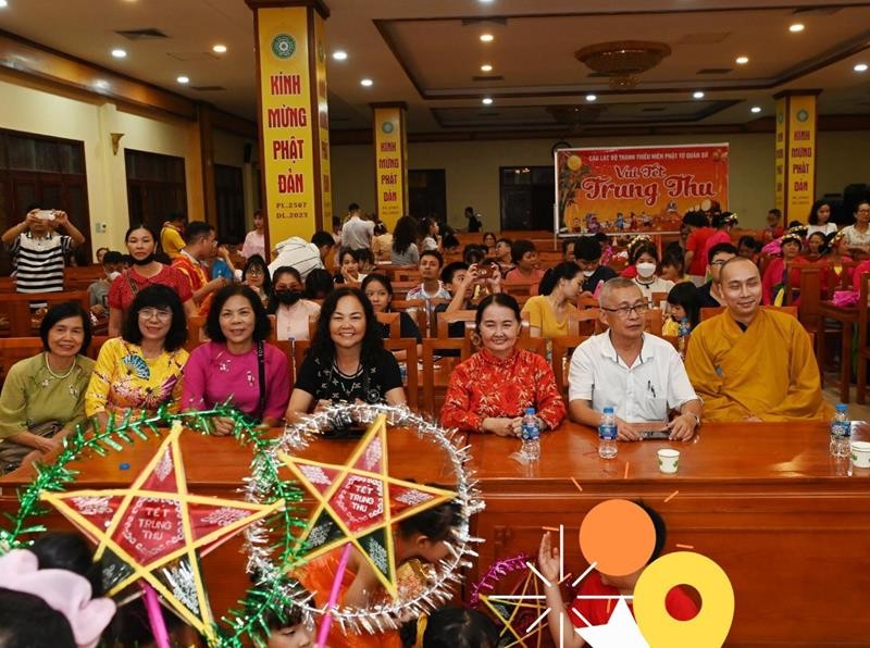 Ban Tổ chức đêm hội trung thu tại chùa Quán Sứ Ban Tổ chức đêm hội trung thu tại chùa Quán Sứ