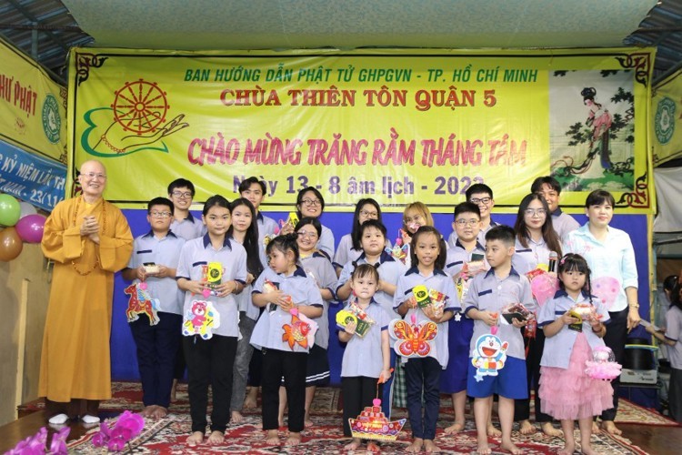 Hòa thượng Thích Chơn Không trao quà cho các em thiếu nhi Hòa thượng Thích Chơn Không trao quà cho các em thiếu nhi