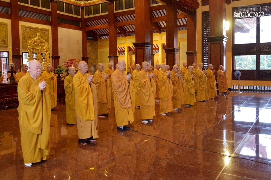 Chư tôn đức đảnh lễ Tam bảo tại chánh điện Việt Nam Quốc Tự