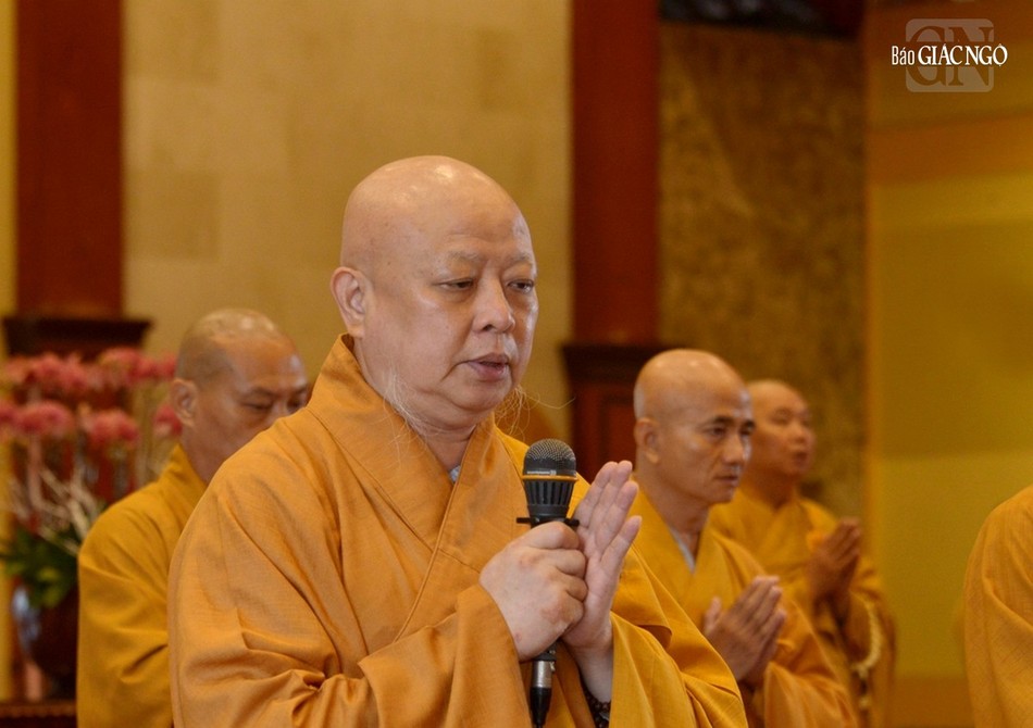 Hòa thượng Thích Lệ Trang, Trưởng ban Trị sự GHPGVN TP.HCM dẫn lễ