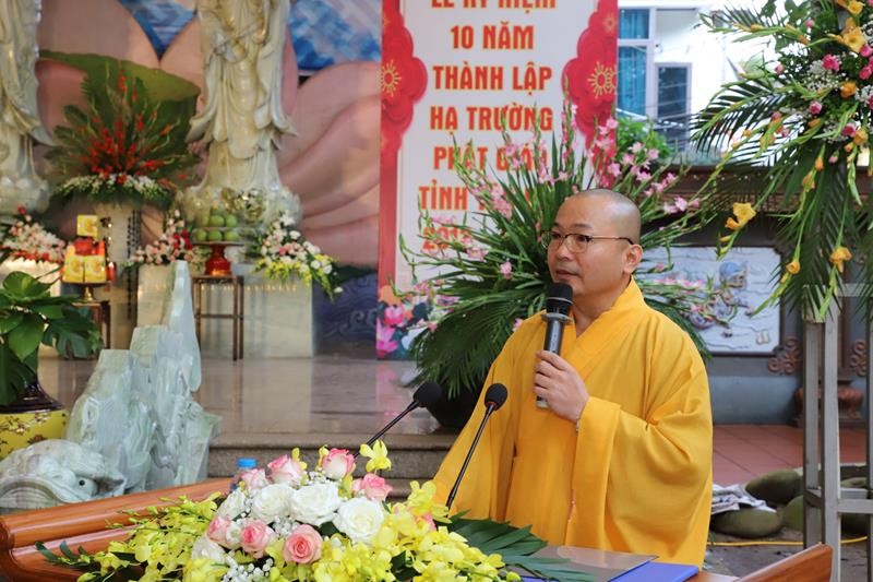 Đại đức Thích Trung Kính báo cáo tại buổi lễ