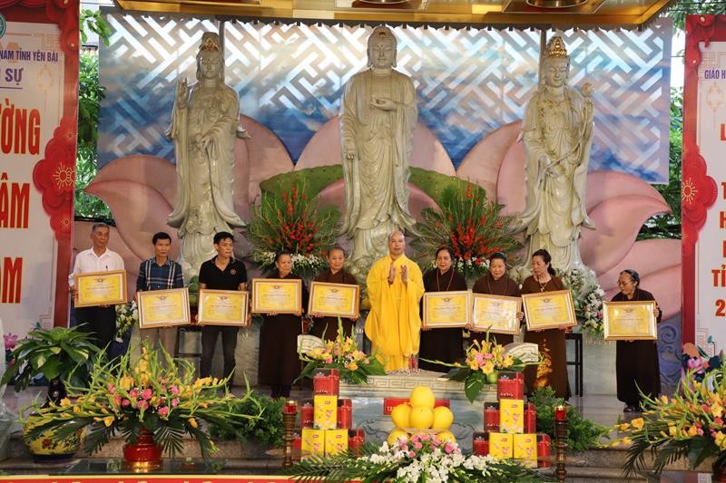 Ban Trị sự tỉnh trao Bằng công đức đến các Phật tử
