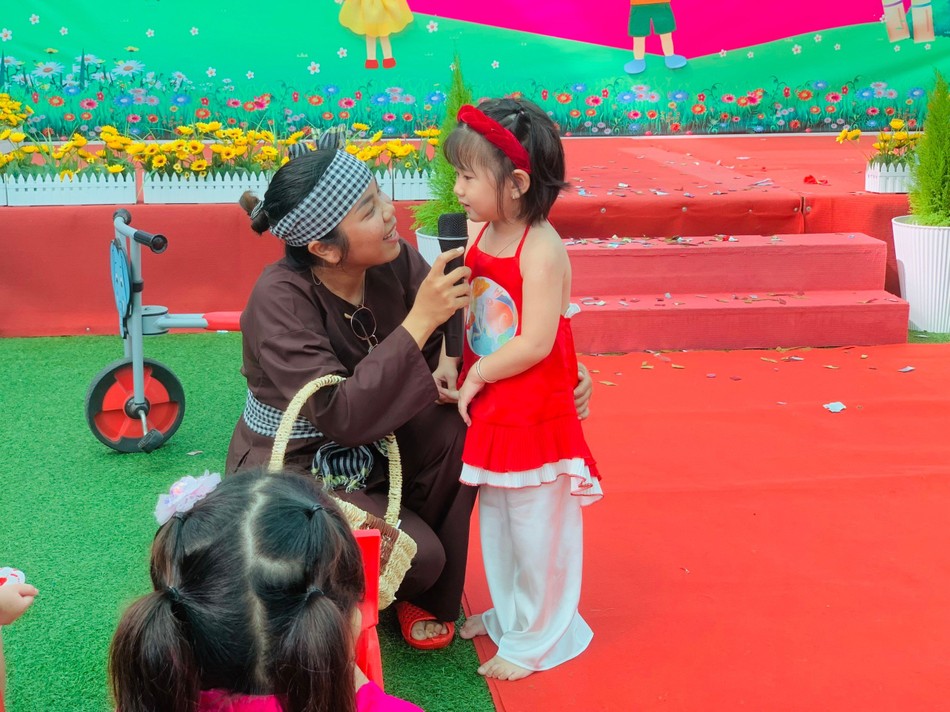 Các cháu thiếu nhi giao lưu với chú Cuội Các cháu thiếu nhi giao lưu với chú Cuội