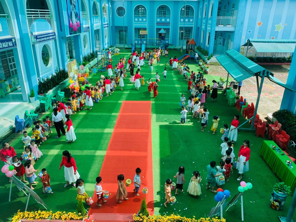 Các cháu thiếu nhi rước đèn, phá cỗ trong Tết Trung thu Các cháu thiếu nhi rước đèn, phá cỗ trong Tết Trung thu