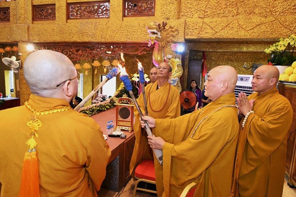 Chư tôn đức chuyển lửa từ chính điện tới lò nấu đồng Chư tôn đức chuyển lửa từ chính điện tới lò nấu đồng