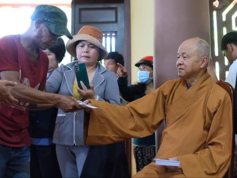 Trao quà đến các gia đình khó khăn tại chùa Phật giáo Khánh Vĩnh Trao quà đến các gia đình khó khăn tại chùa Phật giáo Khánh Vĩnh