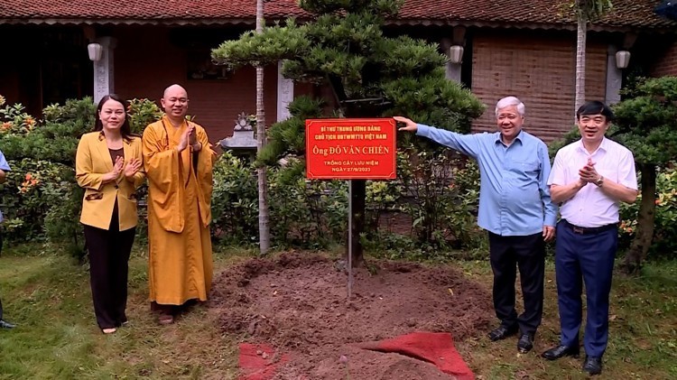 Ông Đỗ Văn Chiến cùng phái đoàn đã trồng cây lưu niệm tại chùa Phật Tích