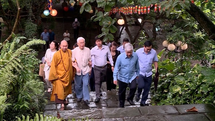 Thượng tọa Thích Đức Thiện hướng dẫn phái đoàn tham quan chùa Phật Tích