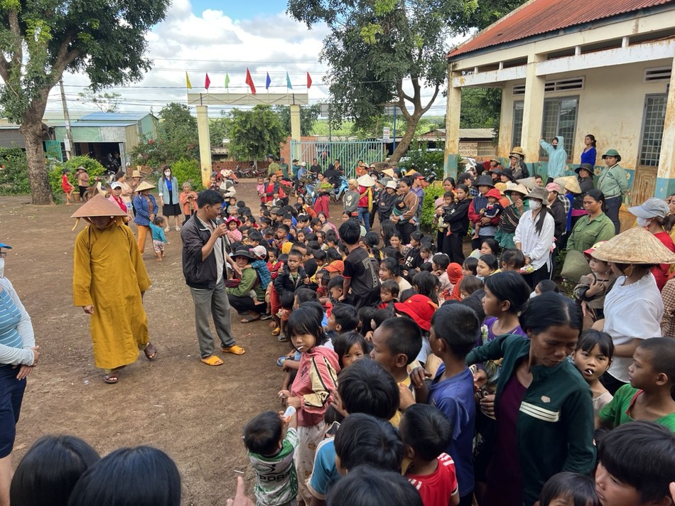 Tổ chức trao quà đến những gia đình khó khăn tại H.Chư Sê Tổ chức trao quà đến những gia đình khó khăn tại H.Chư Sê