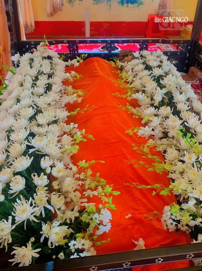 Nhục thân Trưởng lão Hòa thượng tại phương trượng