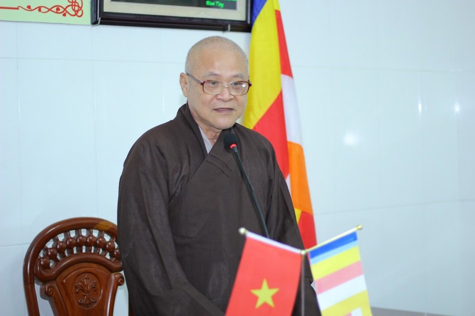 Thượng tọa Thích Huệ Đức, Trưởng ban Trị sự TP.Bến Tre phát biểu tại buổi làm việc