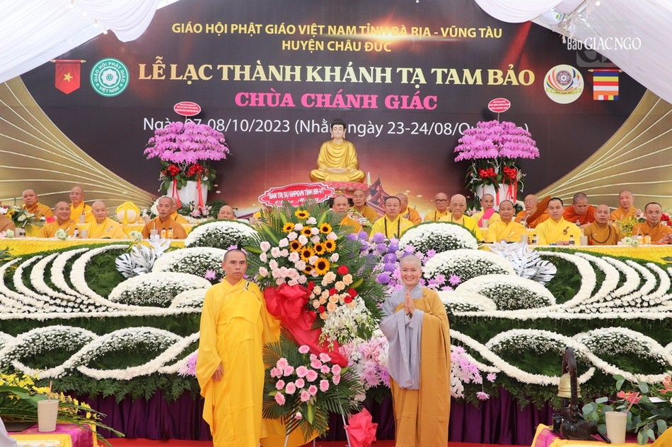 Thượng tọa Thích Nhuận Nghĩa, Ủy viên Hội đồng Trị sự, Phó Trưởng ban Thường trực Ban Trị sự GHPGVN tỉnh BR-VT tặng lẵng hoa chúc mừng của Ban Trị sự Thượng tọa Thích Nhuận Nghĩa, Ủy viên Hội đồng Trị sự, Phó Trưởng ban Thường trực Ban Trị sự GHPGVN tỉnh BR-VT tặng lẵng hoa chúc mừng của Ban Trị sự