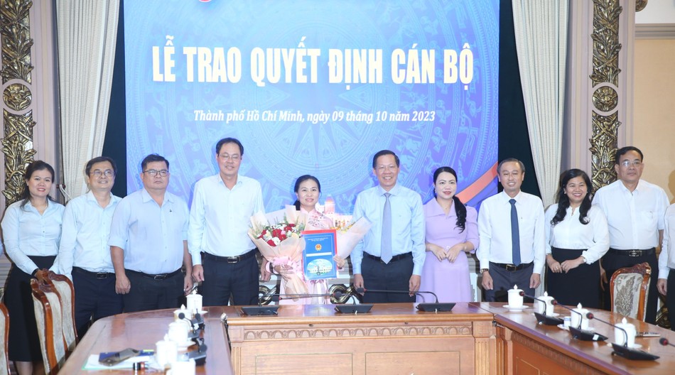 Các vị lãnh đạo chúc mừng bà Phan Kiều Thanh Hương - Ảnh: Long Hồ Các vị lãnh đạo chúc mừng bà Phan Kiều Thanh Hương - Ảnh: Long Hồ