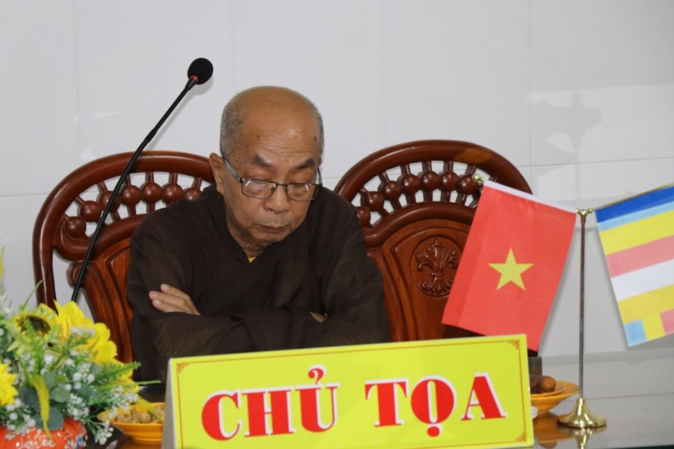 Hòa thượng Thích Nhựt Tấn chủ trì buổi họp Hòa thượng Thích Nhựt Tấn chủ trì buổi họp