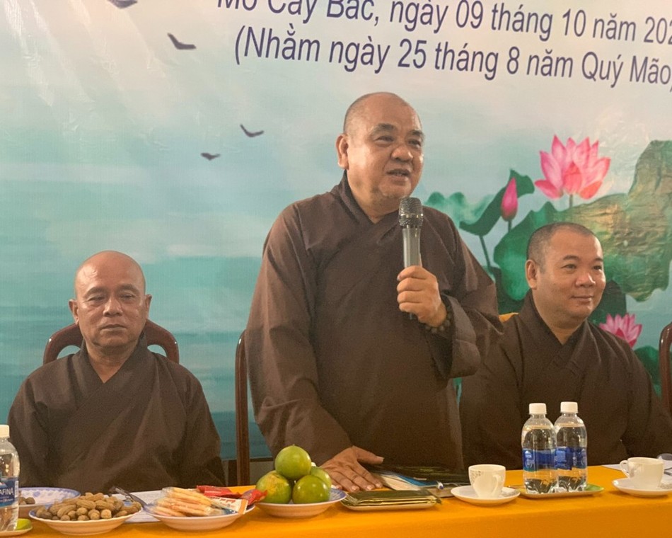 Thượng tọa Thích Minh Phong thay mặt Ban Trị sự GHPGVN huyện phát biểu chào mừng Thượng tọa Thích Minh Phong thay mặt Ban Trị sự GHPGVN huyện phát biểu chào mừng