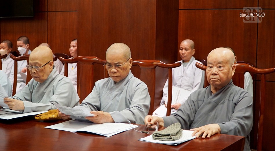 Ni trưởng Thích nữ Như Xuân chứng minh buổi họp, cùng chư Ni Phân ban Ni giới TP.HCM