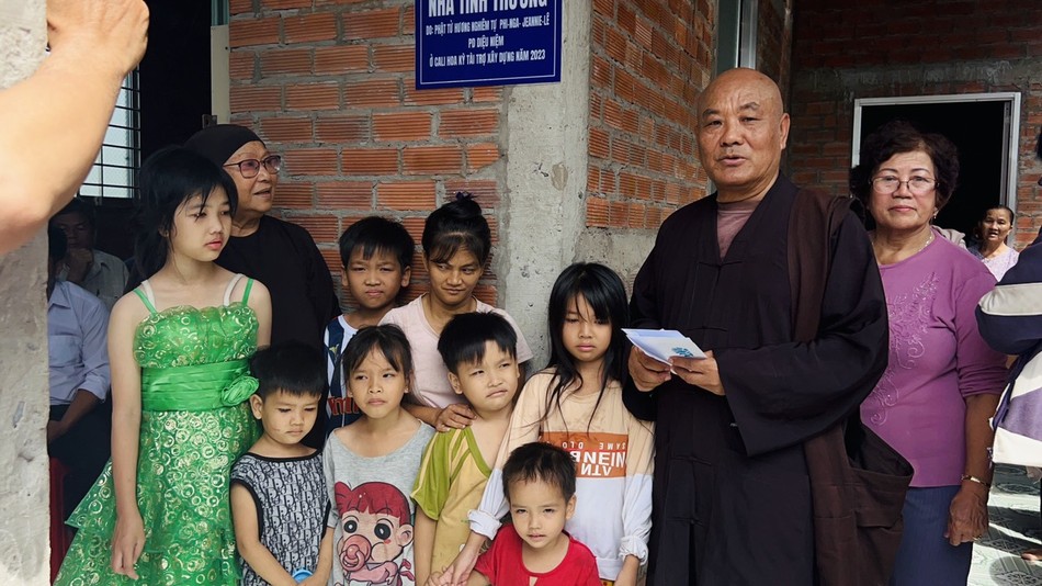 Bàn giao nhà tình thương đến người mù khó khăn Bàn giao nhà tình thương đến người mù khó khăn