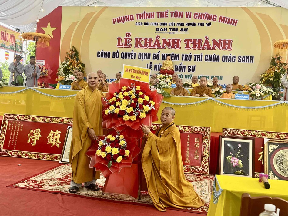 Đại đức tân trụ trì đón nhận lẵng hoa chúc mừng Đại đức tân trụ trì đón nhận lẵng hoa chúc mừng