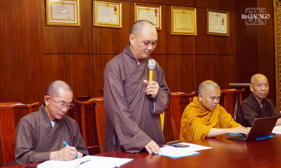Thượng tọa Thích Thiện Chơn báo cáo tại buổi họp Thượng tọa Thích Thiện Chơn báo cáo tại buổi họp
