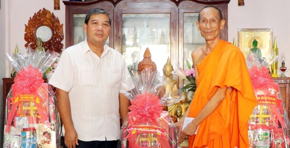 Ông Kim Ngọc Thái chúc mừng đến Hòa thượng Thạch Oai, tại chùa Kompong Ông Kim Ngọc Thái chúc mừng đến Hòa thượng Thạch Oai, tại chùa Kompong