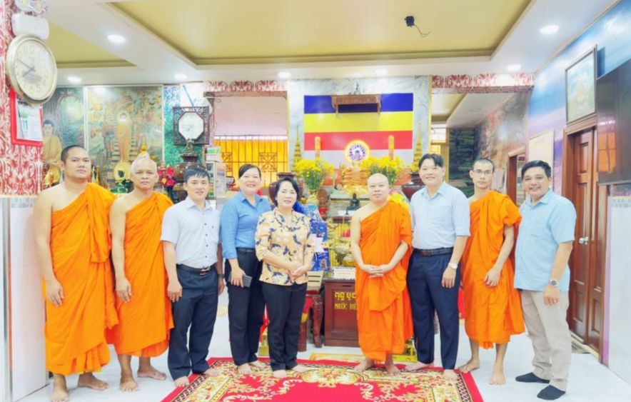 Bà Trần Kim Yến chúc mừng tại chùa Pothiwong - Q.Tân Bình - Ảnh: CTV