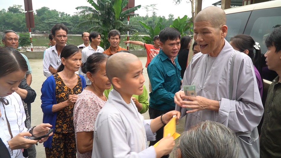Ni sư Thích nữ Tâm Nguyệt đã tặng 155 suất quà đến người dân vùng lũ H.Hải Lăng Ni sư Thích nữ Tâm Nguyệt đã tặng 155 suất quà đến người dân vùng lũ H.Hải Lăng