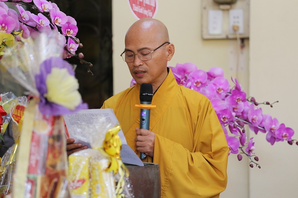 Thượng tọa Thích Lệ Trí đọc tiểu sử cố Ni trưởng tại lễ tưởng niệm Thượng tọa Thích Lệ Trí đọc tiểu sử cố Ni trưởng tại lễ tưởng niệm