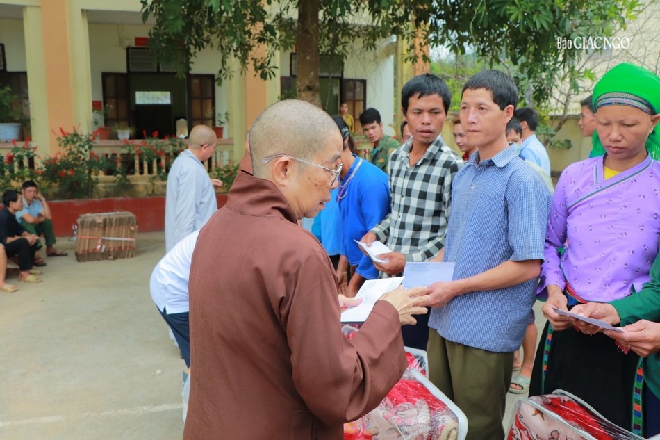 Ni trưởng Thích nữ Nhật Khương trao quà đến người dân