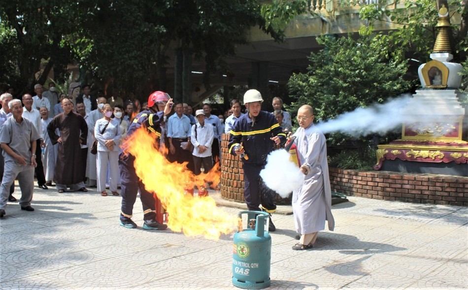 Các chiến sĩ hướng dẫn sử dụng bình chữa cháy