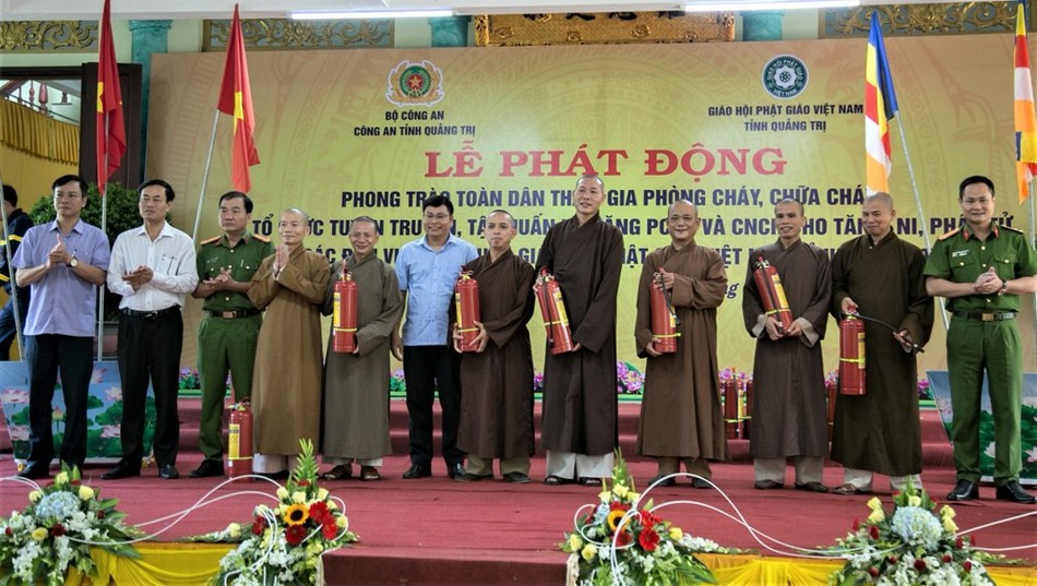 Công an tỉnh đã hỗ trợ 21 bình chữa cháy xách tay