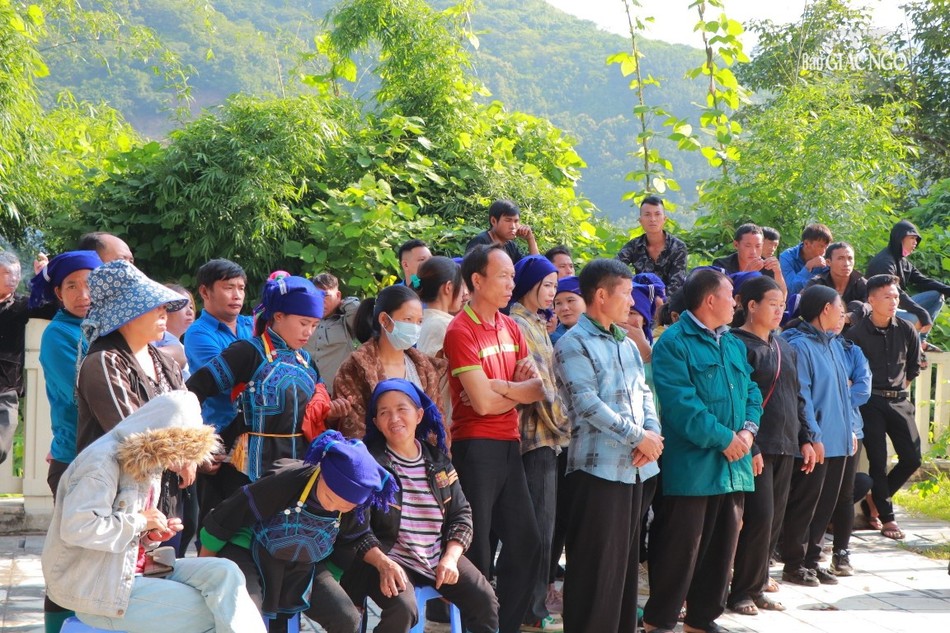 Đồng bào H.Giáp Xát đến nhận quà