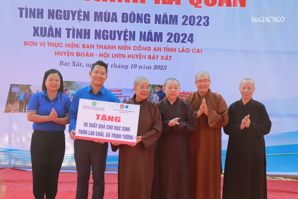 Trao 50 suất quà cho học sinh thôn Lao Chải