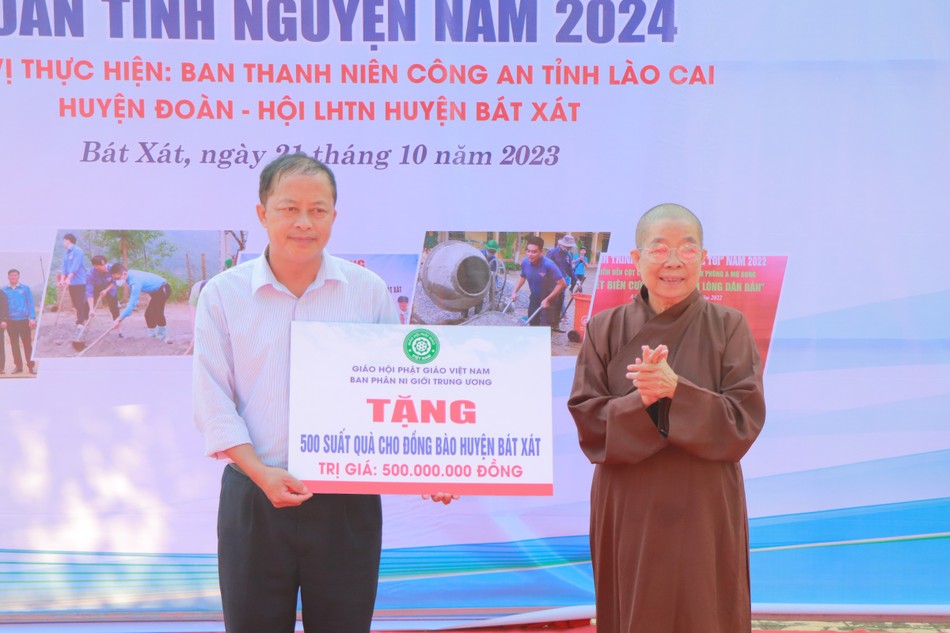 Trao bảng tặng 500 suất quà đến đồng bào H.Bát Xát