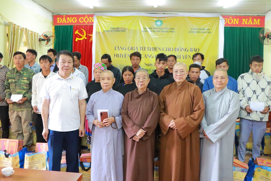 Đoàn Phân ban Ni giới T.Ư trao quà tại tỉnh Yên Bái - điểm cuối của hành trình chuyến từ thiện Đoàn Phân ban Ni giới T.Ư trao quà tại tỉnh Yên Bái - điểm cuối của hành trình chuyến từ thiện