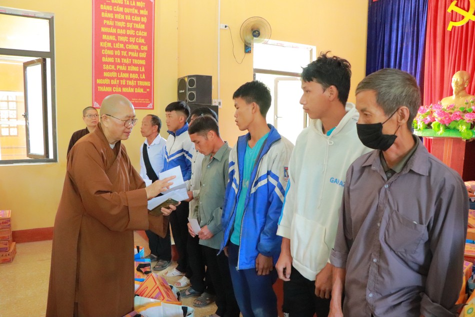 Ni trưởng Thích Đàm Lan trao quà đến các hộ dân địa phương Ni trưởng Thích Đàm Lan trao quà đến các hộ dân địa phương