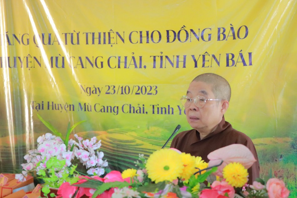 Ni trưởng Thích nữ Nhật Khương, trưởng đoàn có lời thăm hỏi, động viên bà con địa phương Ni trưởng Thích nữ Nhật Khương, trưởng đoàn có lời thăm hỏi, động viên bà con địa phương
