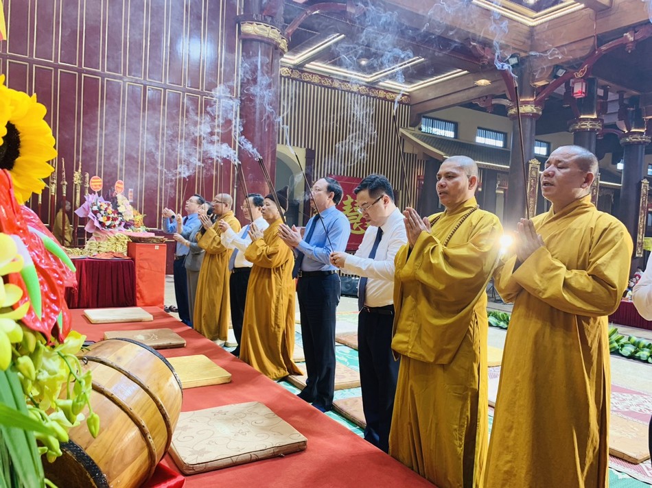 Chư tôn đức và đại biểu dâng hương tạ Tam bảo Chư tôn đức và đại biểu dâng hương tạ Tam bảo