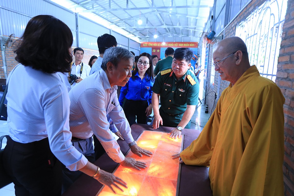Các đại biểu tại công trình thể thao trong khuôn viên chùa Long Thạnh Các đại biểu tại công trình thể thao trong khuôn viên chùa Long Thạnh